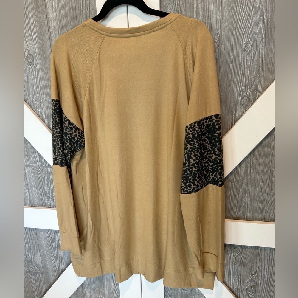 370. Rhonda Shear Sz 1x mixed media leopard print loungewear top.